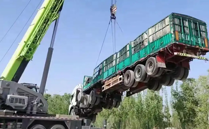 阿拉山口道路脱困救援案例